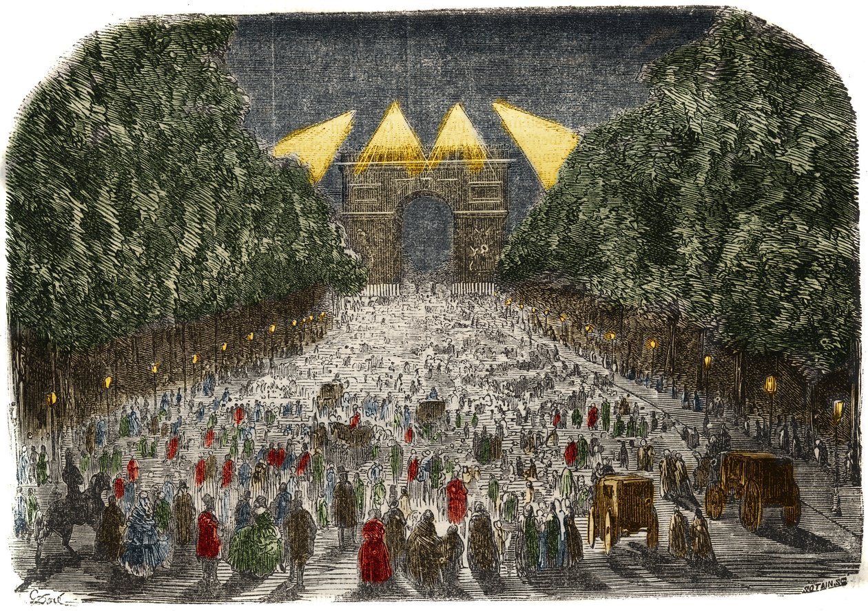 Yleisö ihailemassa Riemukaaren ja Champs-Elysees