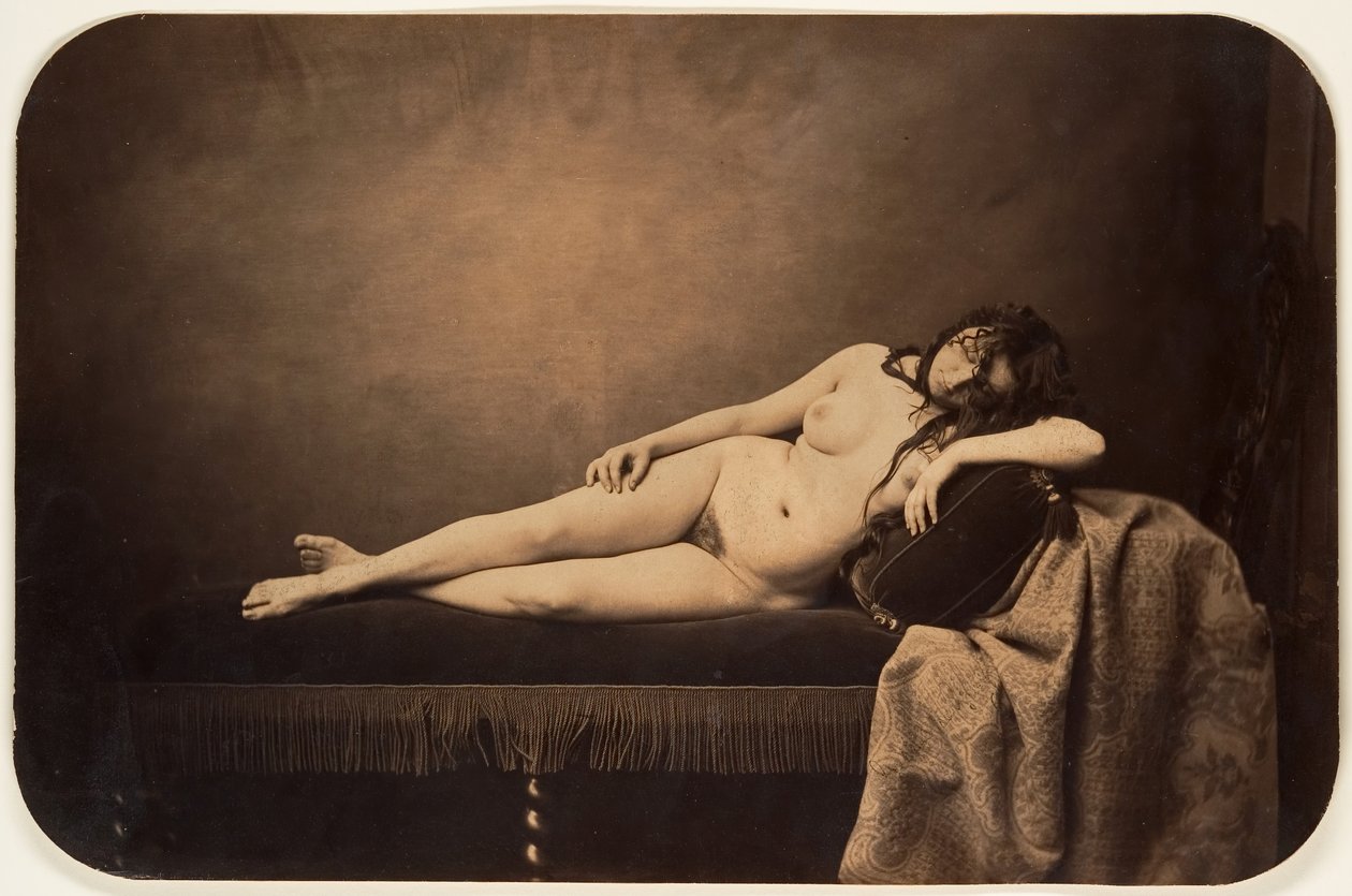 Nainen alaston makuuasennossa Recamier-sohvalla, n. 1856. tekijältä Gustave Le Gray