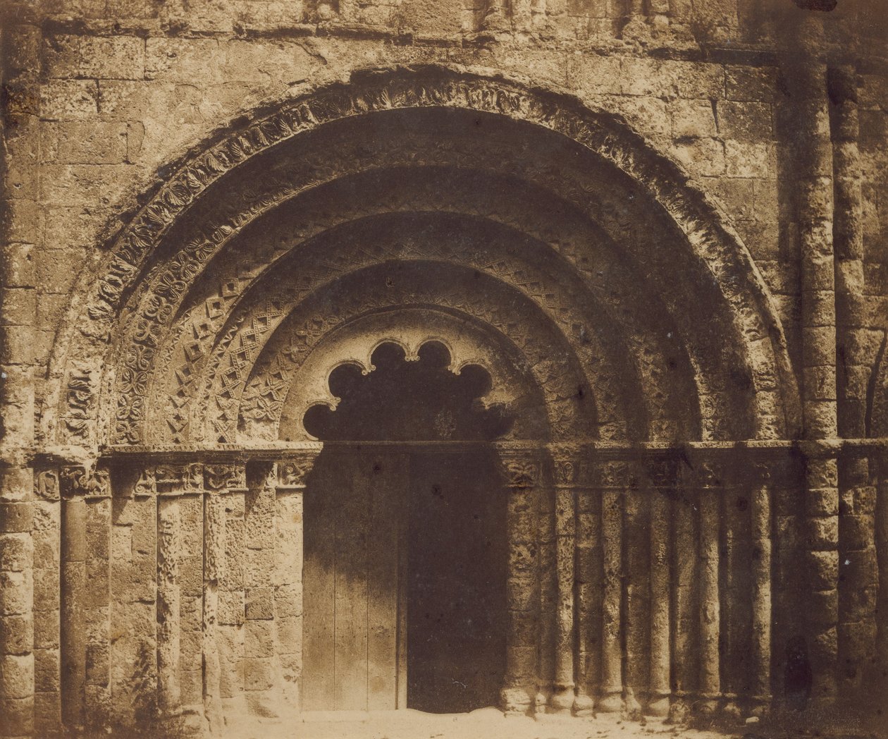 Aubeterren keskiportaali, 1851. tekijältä Gustave Le Gray