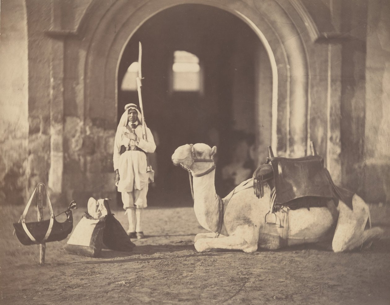 [Sotilas ja sotilaskameli], 1866. tekijältä Gustave Le Gray