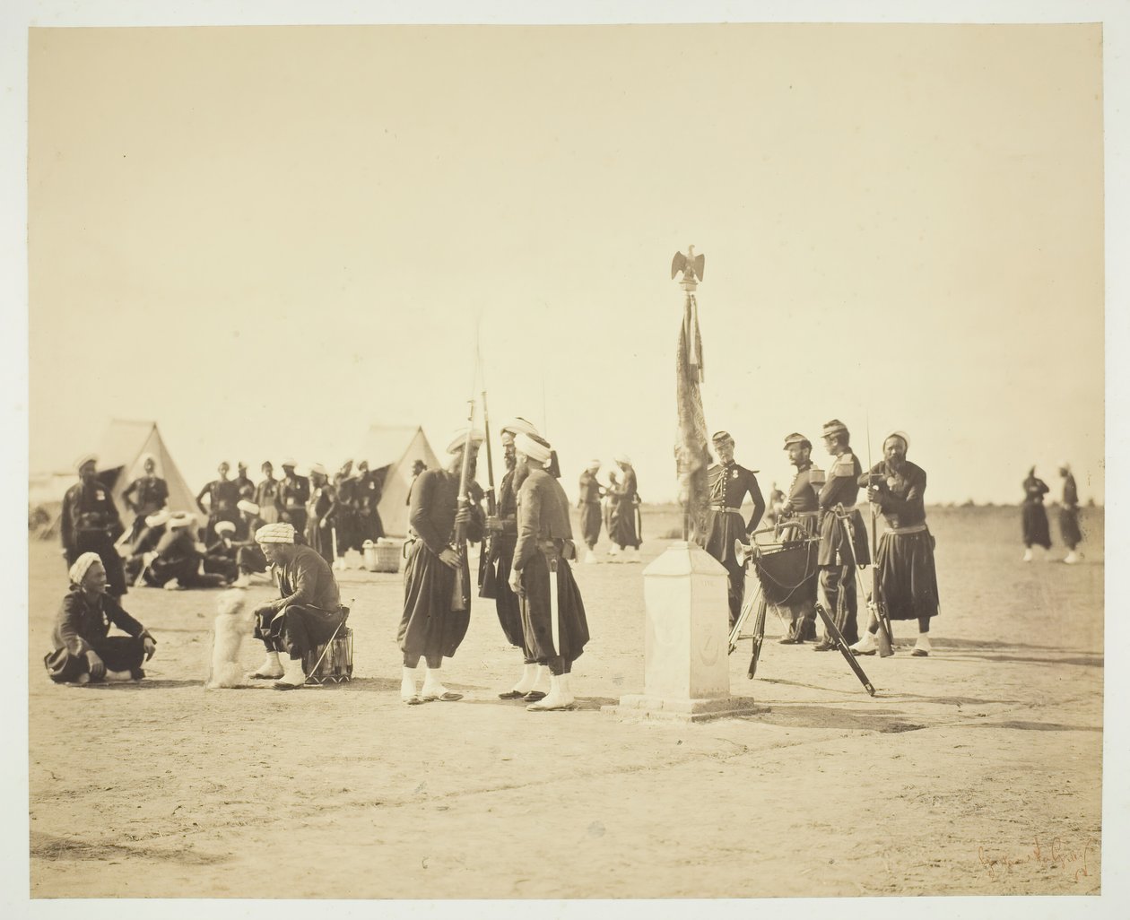 Zouave-rykmentin kohotettu lippu, Camp de Châlons, 1857. tekijältä Gustave Le Gray