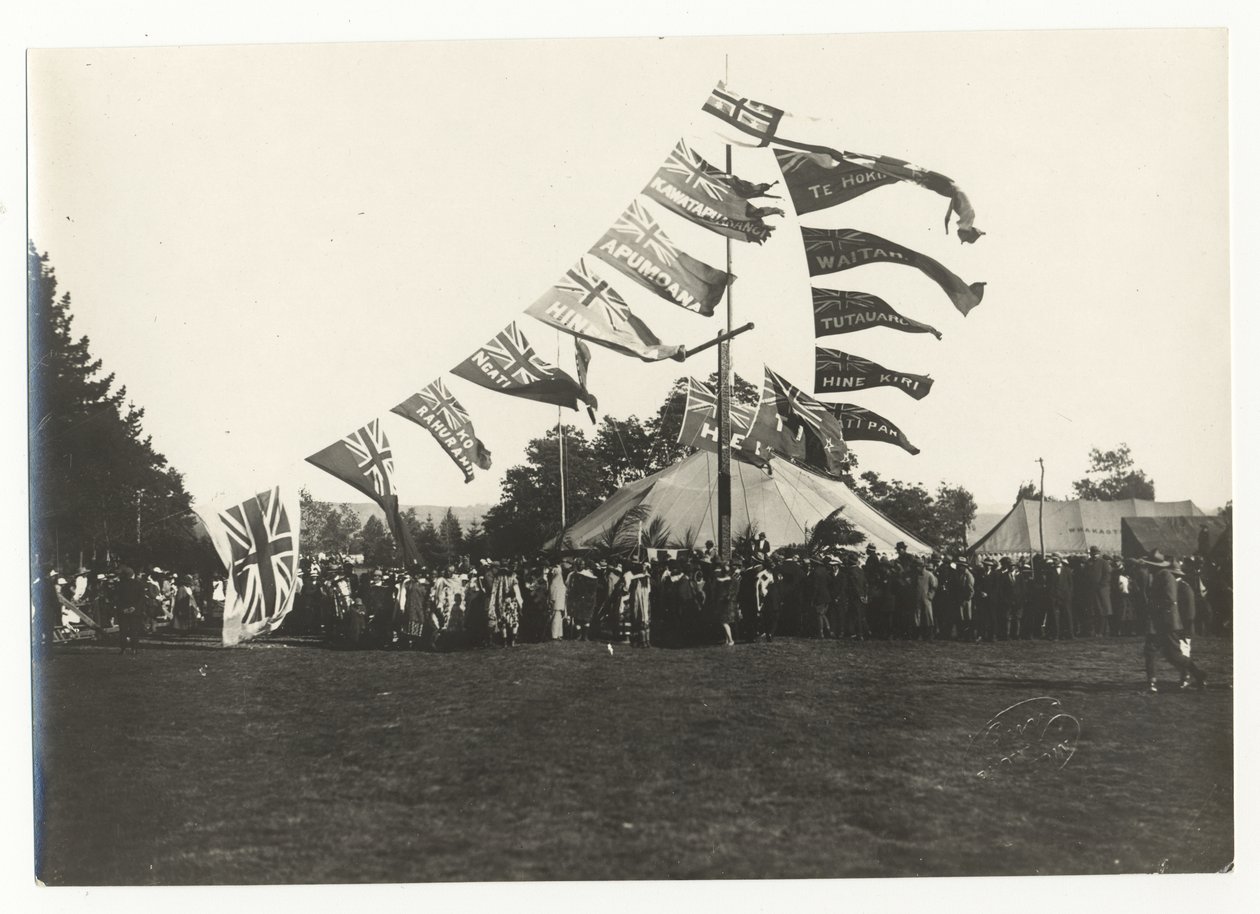 Maori-vastaanotto Arawa Parkissa, Rotorua, n. 1925 (hopeagelatiiniprintti) tekijältä Guy Photo Studio
