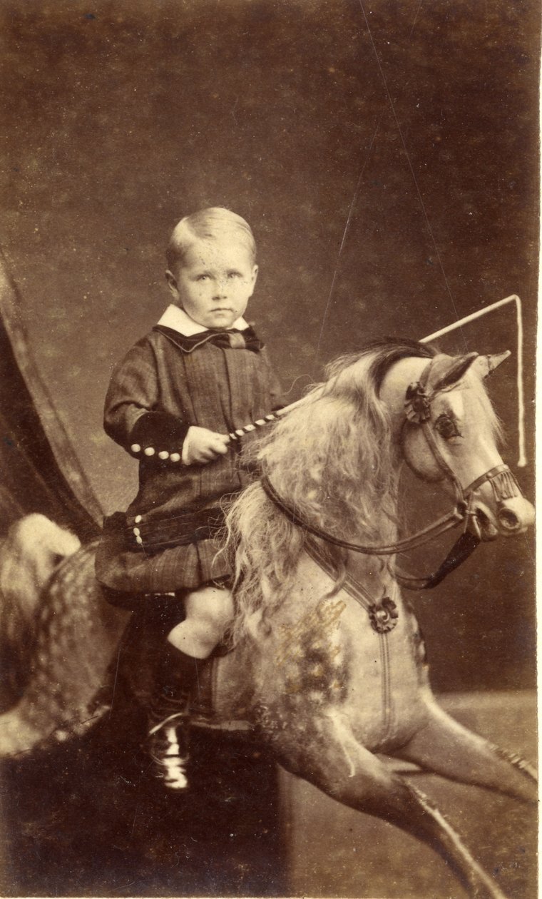 Nuori poika piiskalla keinuhevosella, 1870-luku (albumiprintti) tekijältä H. A. Chapman