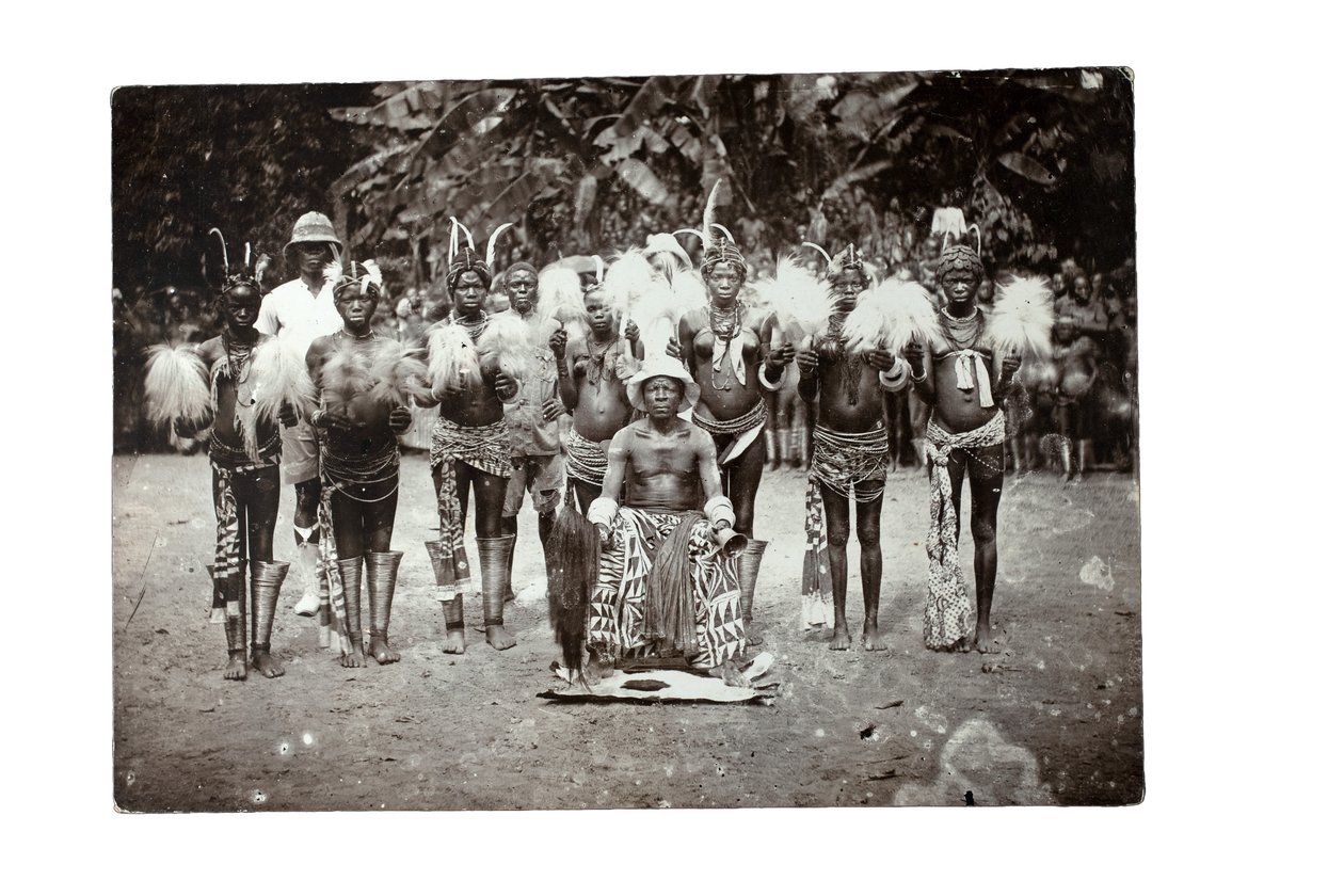 Kamerunin päällikkö naisten kanssa, Kamerun, n. 1930 (gelatiinihopeaprintti) tekijältä H. S. Freeman