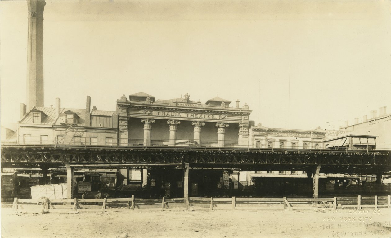 Thalia-teatteri ennen tuhoutumistaan vuonna 1929, noin 1908 (svetokuvassa). tekijältä H.N. Tiemann