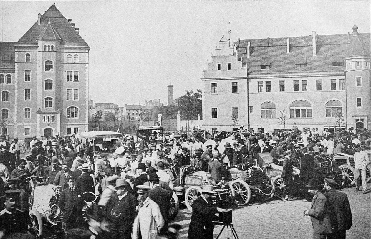 Kuva auto-Pariisi-Berliini -matkasta. Autojen asennus Alexander Kasernen pihalle Berliiniin tekijältä H.Rudolphy
