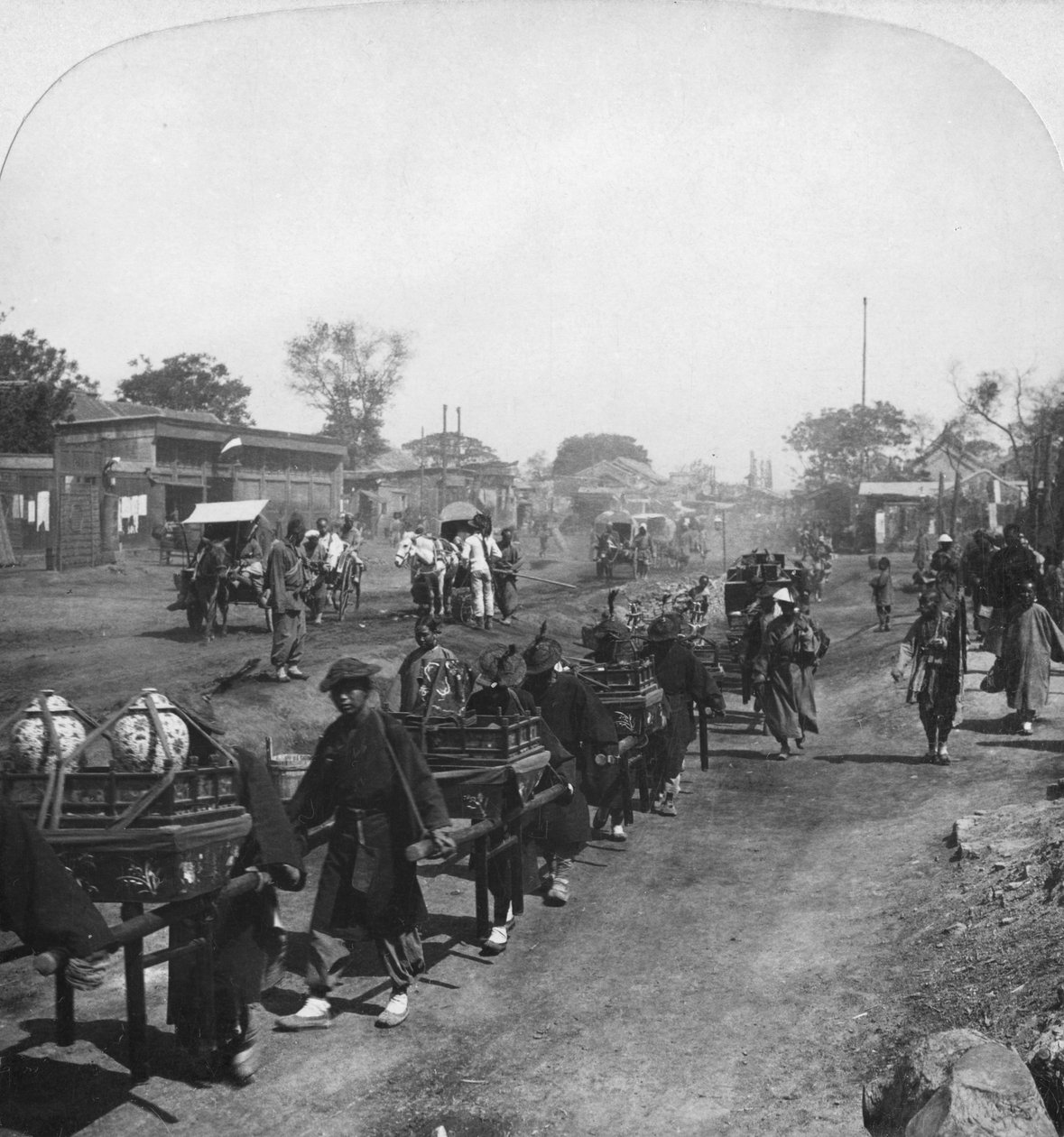Kiinalainen hautajaiskulkue, jossa ruokaa lähteneelle hengelle, Peking Peking, Kiina, 1901 tekijältä H. C. White