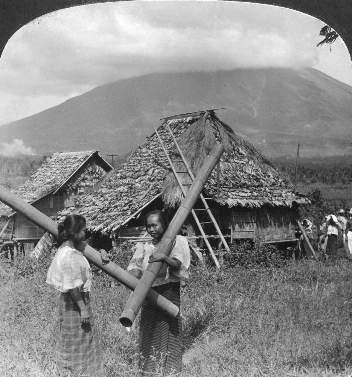 Alkuperäiset tytöt, joiden vesiastiat on valmistettu bambuvarresta, Filippiinit, 1907 tekijältä H. C. White