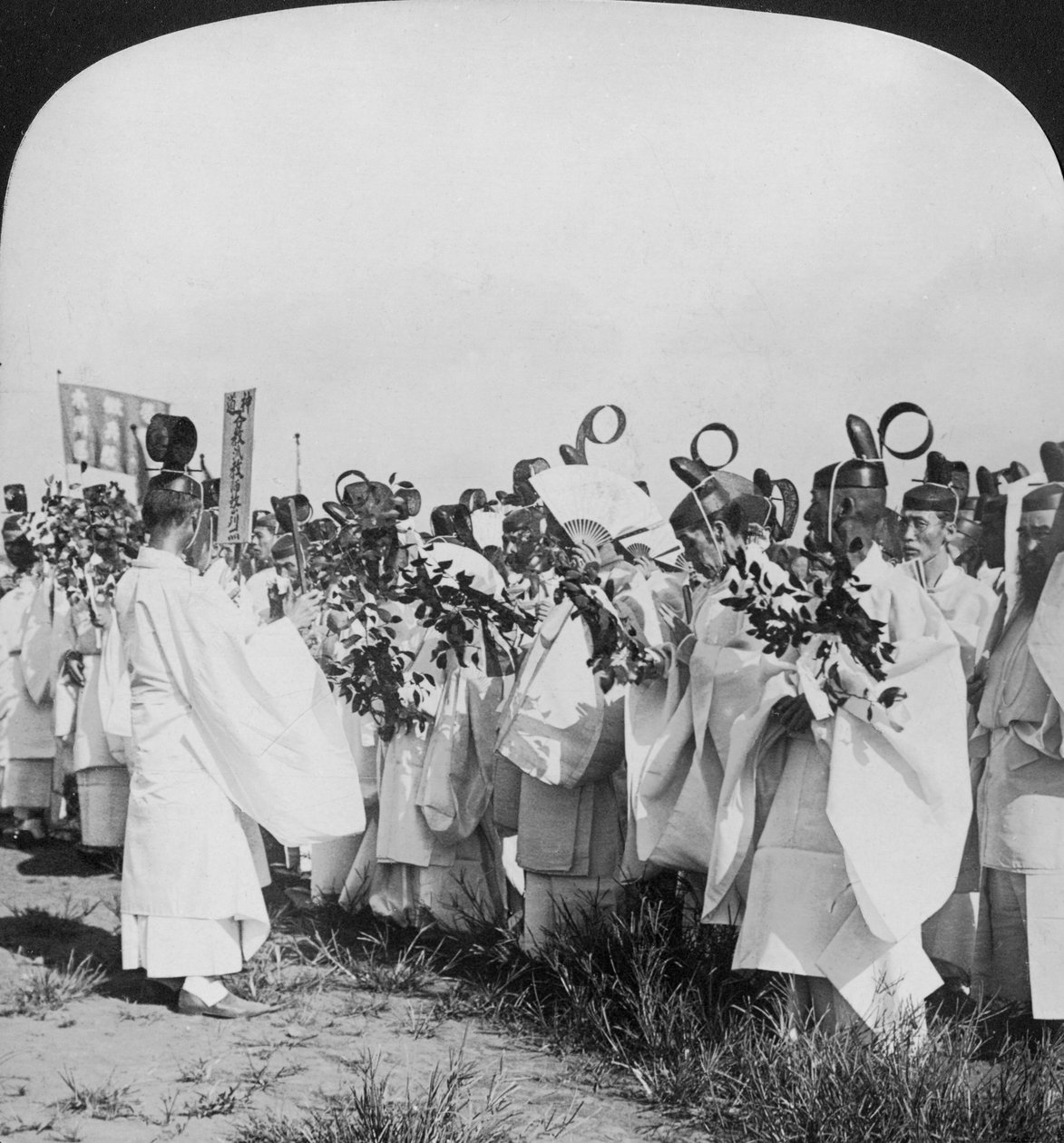 Shintopapit Hitachi Marun uhrien hautajaisissa, Tokio, Japani, 1905 tekijältä H. C. White