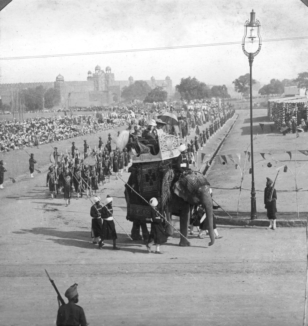 Hallituksen virkamiehet osavaltion kulkueessa, Intia, 1913. tekijältä H. D. Girdwood