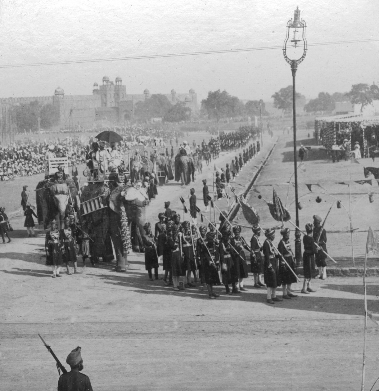Maharajahit kiertävät Jumma Muisjidia, Delhi, Intia, 1913. tekijältä H. D. Girdwood