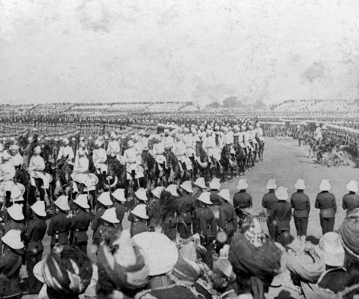 Keisarillinen kadettijoukot saattamassa majesteettinsa Durbar-areenalle, Delhi, Intia, 1903. tekijältä H. D. Girdwood