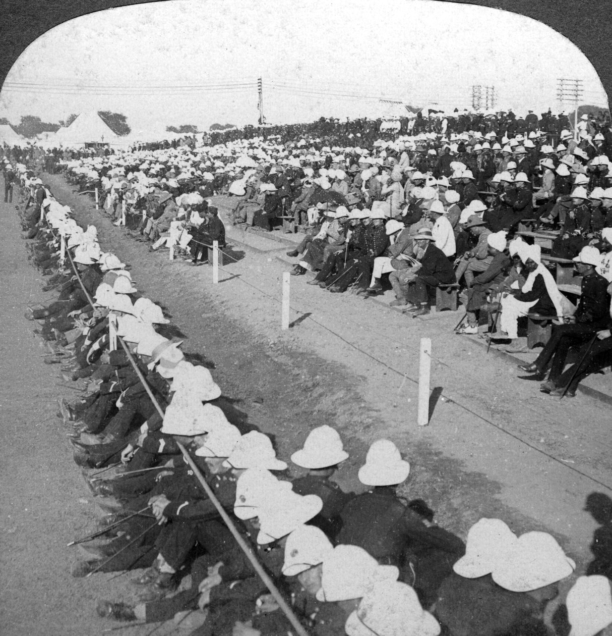 Katsomassa jalkapallo-ottelua Lancashire Fusiliers and Border -rykmenttien välillä, Delhi, 1910-luku. tekijältä H. D. Girdwood