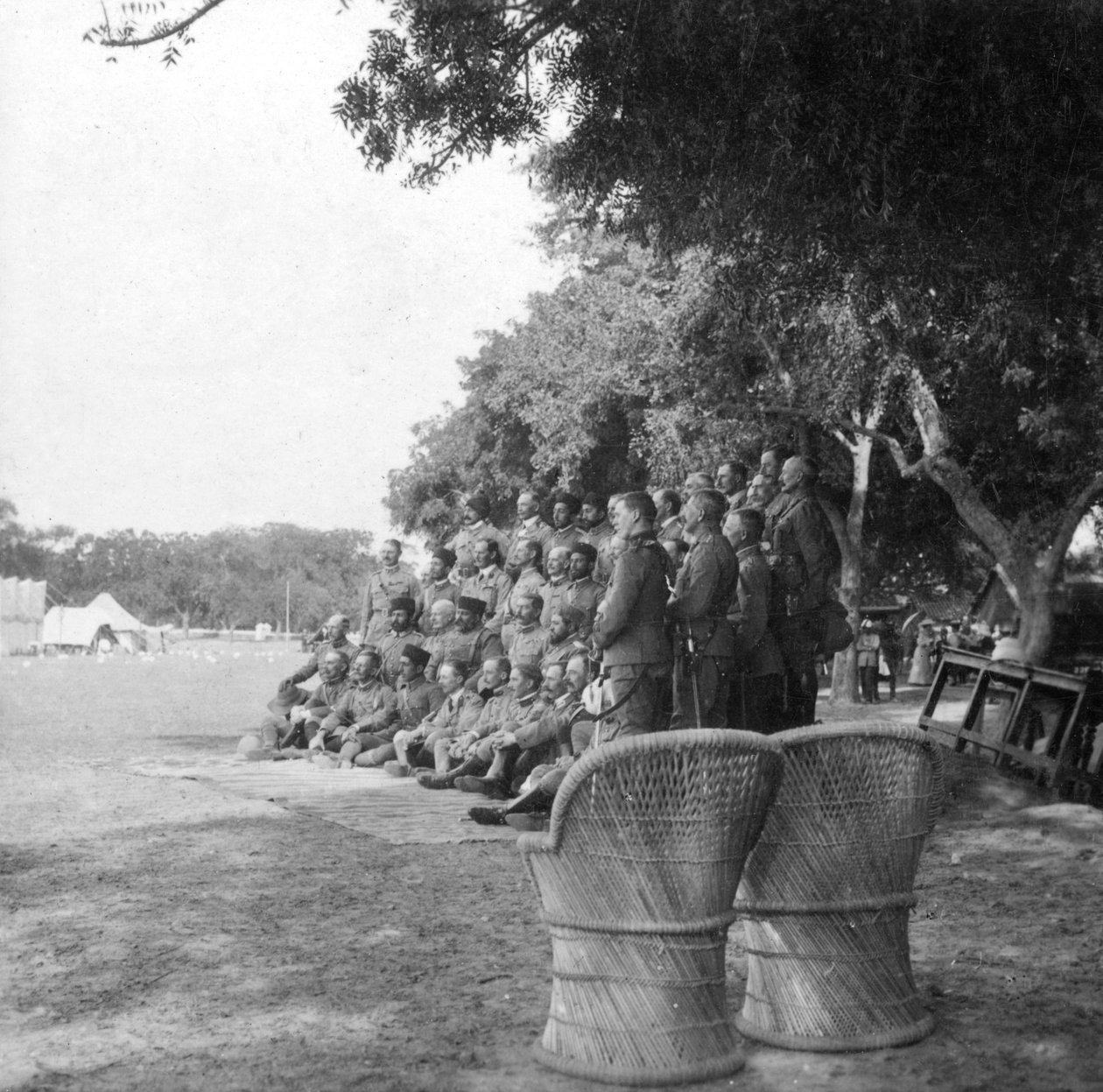 HM Amir, Lord Kitchener ja henkilökunta, Agra, Intia, 1900-luku. tekijältä H. Hands and Son
