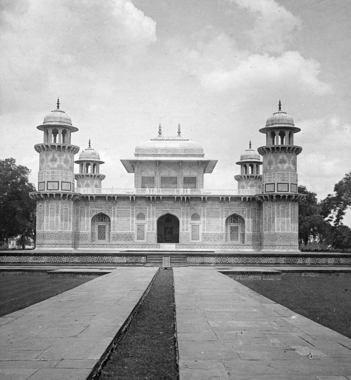 Itmad-Ud-Daulahsin hauta, Agra, Intia, 1900-luvun alku. tekijältä H. Hands and Son