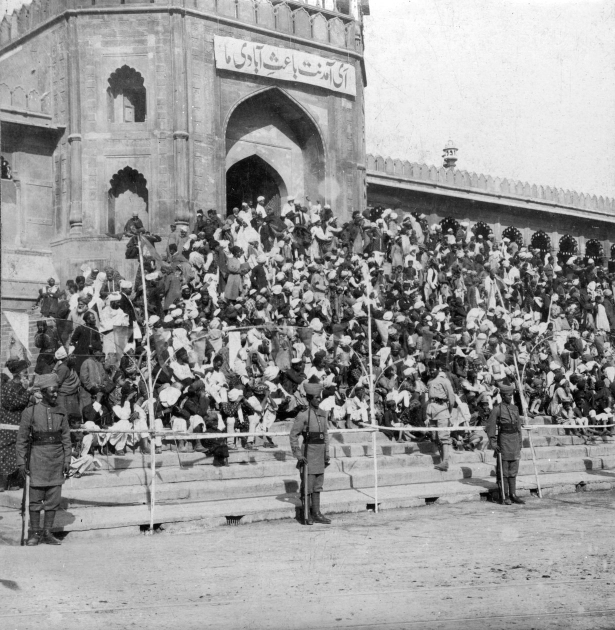 Katsojia Jumma Masjidissa, Bangaloressa, Intiassa, 1900-luku. tekijältä H. Hands and Son