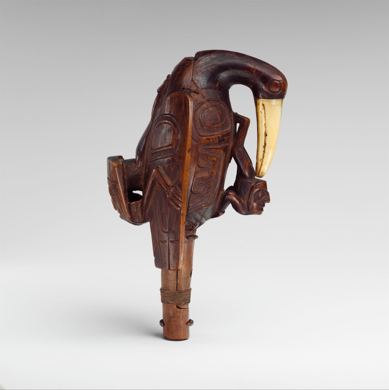 Raven Rattle, n. 1840 (puu ja norsunluu) tekijältä Haida
