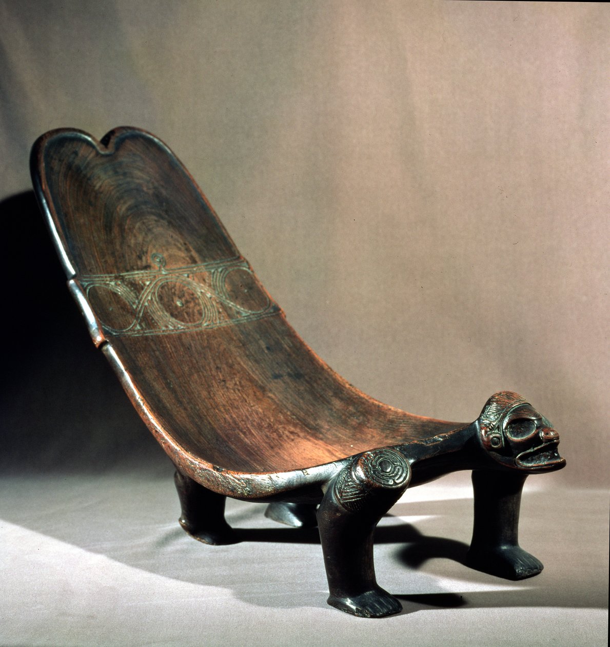 Duhon seremoniallinen istuin, Taino, Haitin tasavalta, 1400-luku (puuta) tekijältä Haitian School
