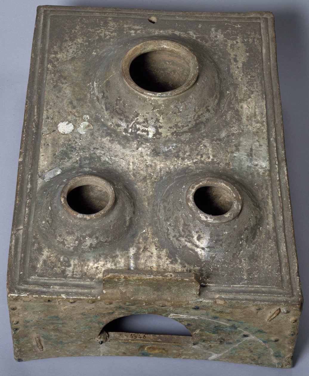 Miniatyyri liesi, Kiina. Kiinan sivilisaatio, Han-dynastia, 3. vuosisadalla eKr. - 3. vuosisadalla jKr. (metalli) tekijältä Han Dynasty Chinese School