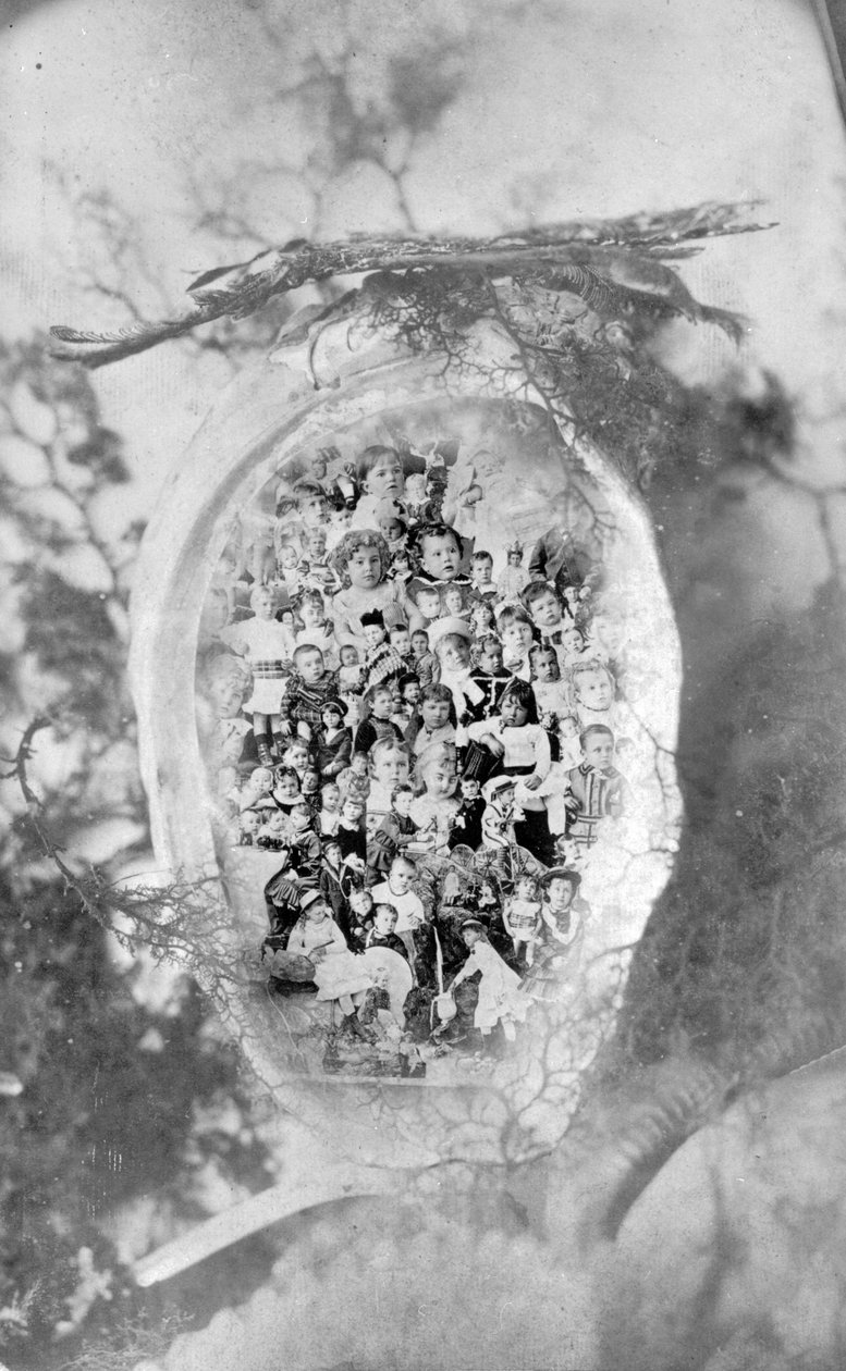 Yhdistelmäkuva lapsista abalone-kuoressa, tehty The Gems of British Columbia -lehden tyyliin, n. 1880 (s/w-kuva). tekijältä Hannah Maynard