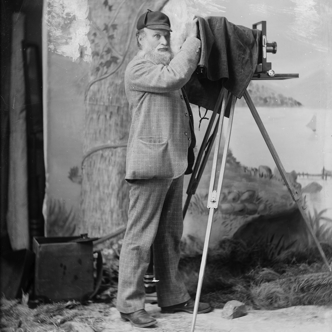 Valokuvaaja Richard Maynard ja kenttäkamera jalustalla Hannah Maynardsin studiossa, Victoria, BC, 1890-luku (svetokuvassa). tekijältä Hannah Maynard