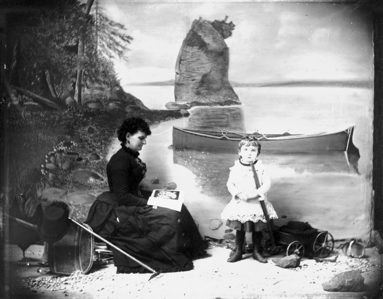 Hannah Maynard ja pieni tyttö vaunujensa kanssa, 1884 (svetokuva) tekijältä Hannah Maynard