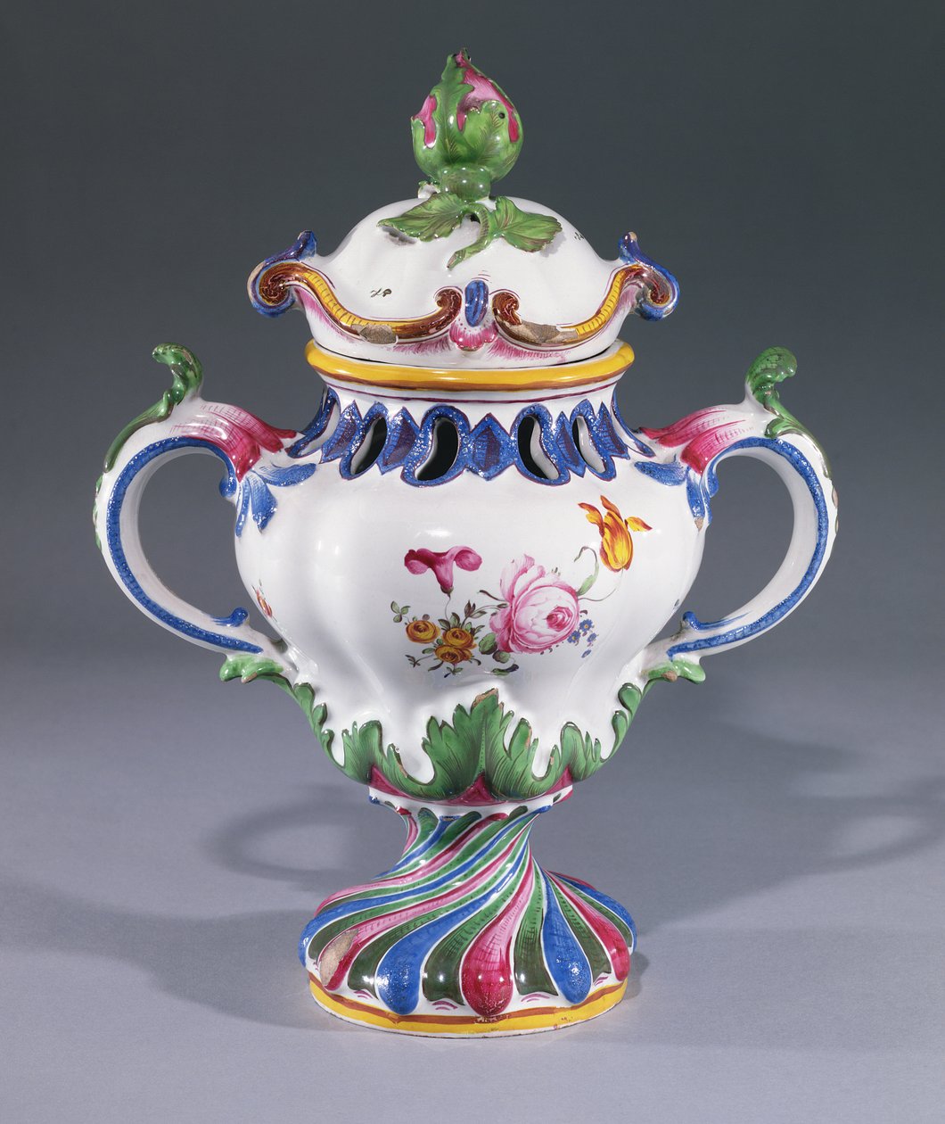 Pot-pourri-maljakko, valmistettu Strasbourgissa, n.1754-60 (keramiikka). tekijältä Hannong Family