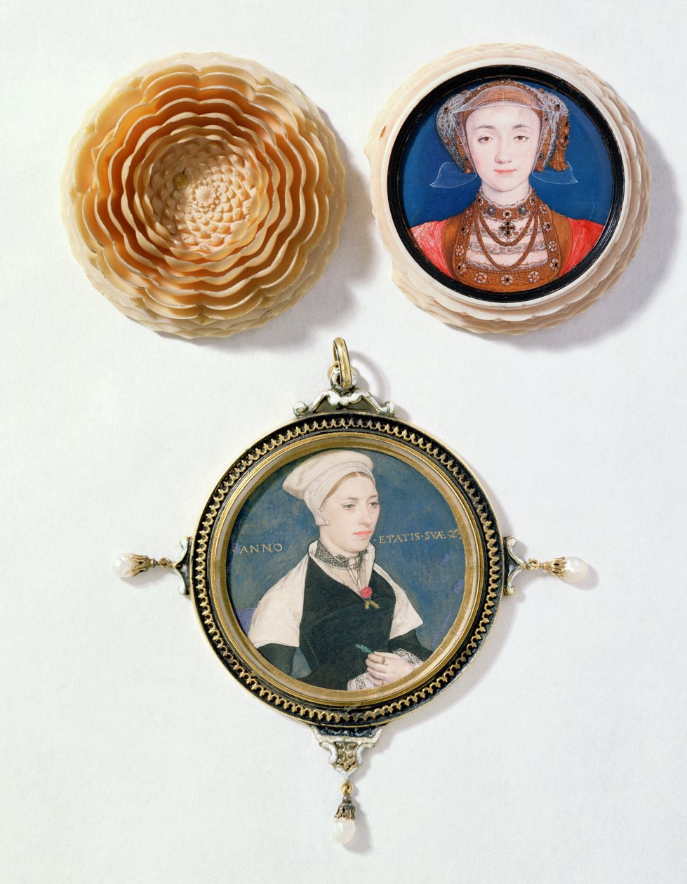 Anne of Cleves (ylhäällä), 1539 (wc velumilla) ja Jane Small, joka tunnettiin aiemmin nimellä Mrs. Robert Pemberton (alhaalla), n. 1540 (wc velumilla kiinnitettynä pelikorttiin) tekijältä Hans Holbein der Jüngere