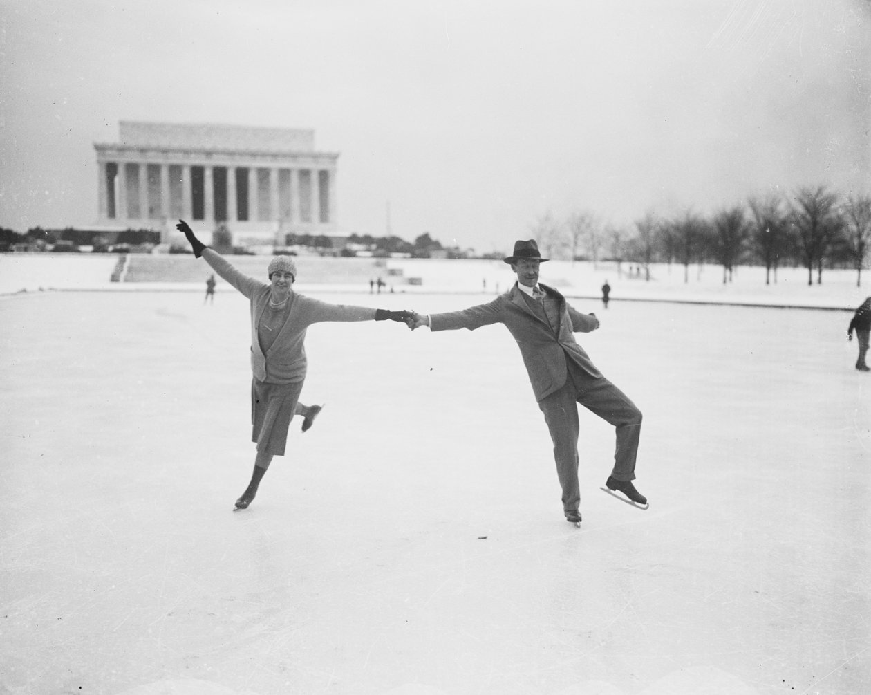 Pariskuntaluistelu Tidal Basinissa, Washington DC, USA, tammikuu 1930 (b/w kuva) tekijältä Harris & Ewing