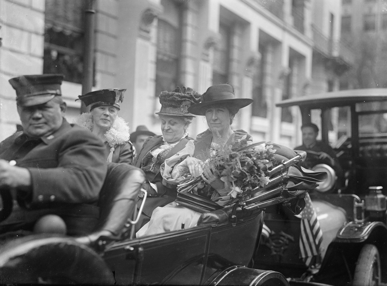 Jeanette Rankin saapuu vannomaan valansa kongressiin tekijältä Harris & Ewing