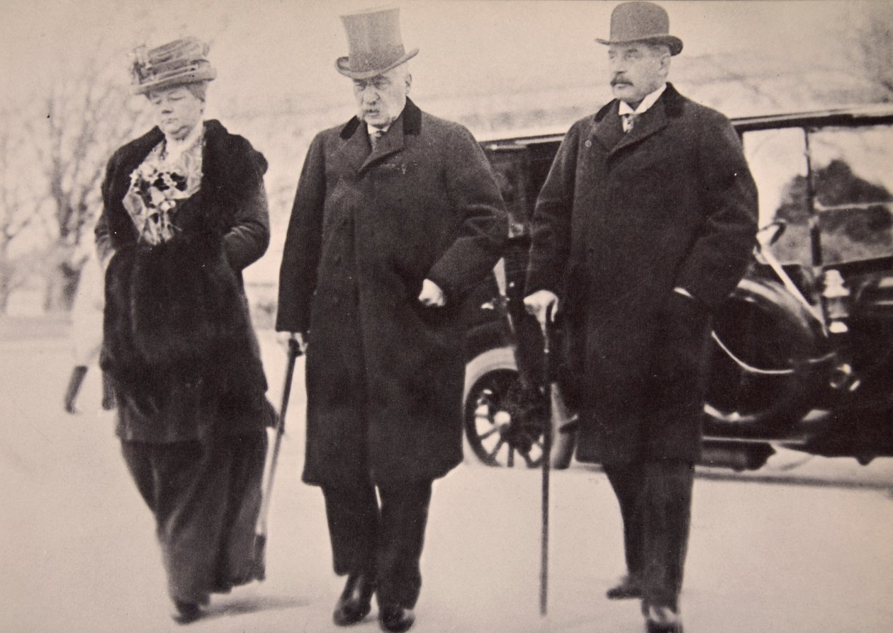 John Pierpont Morgan poikansa ja tyttärensä kanssa Money Trust Investigationissa (seepiakuva) tekijältä Harris & Ewing