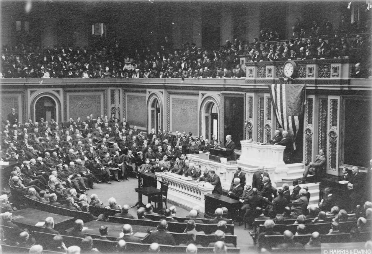 Presidentti Woodrow Wilson puhumassa kongressille, n. 1917 (m/v kuva) tekijältä Harris & Ewing