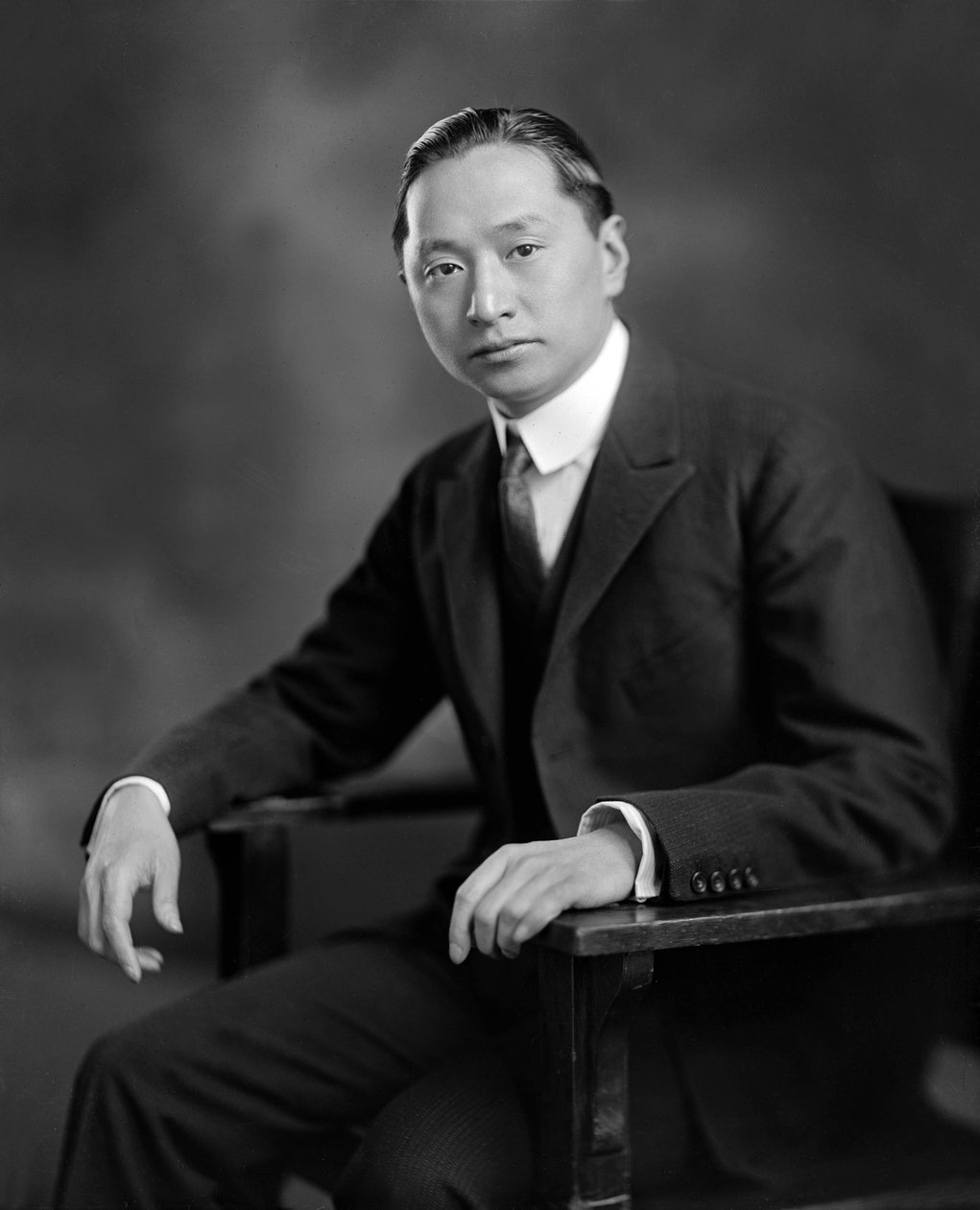 Vi Kyuin Wellington Koo (1887-1985) kiinalainen diplomaatti, kuva Harris & Ewing c. 1925 tekijältä Harris & Ewing