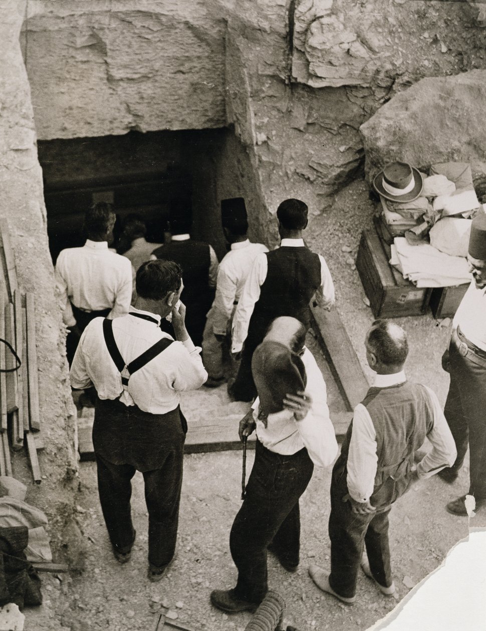 Juhla menee alas portaita Tutankhamonin haudalle, Kuninkaiden laaksoon tekijältä Harry Burton