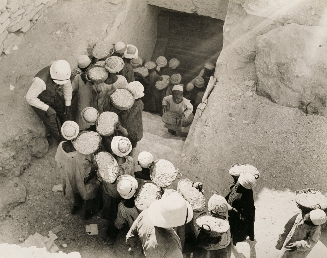 Tutankhamonin haudan sulkeminen, Kuninkaiden laakso, helmikuu 1923 (gelatiinihopeaprintti) tekijältä Harry Burton