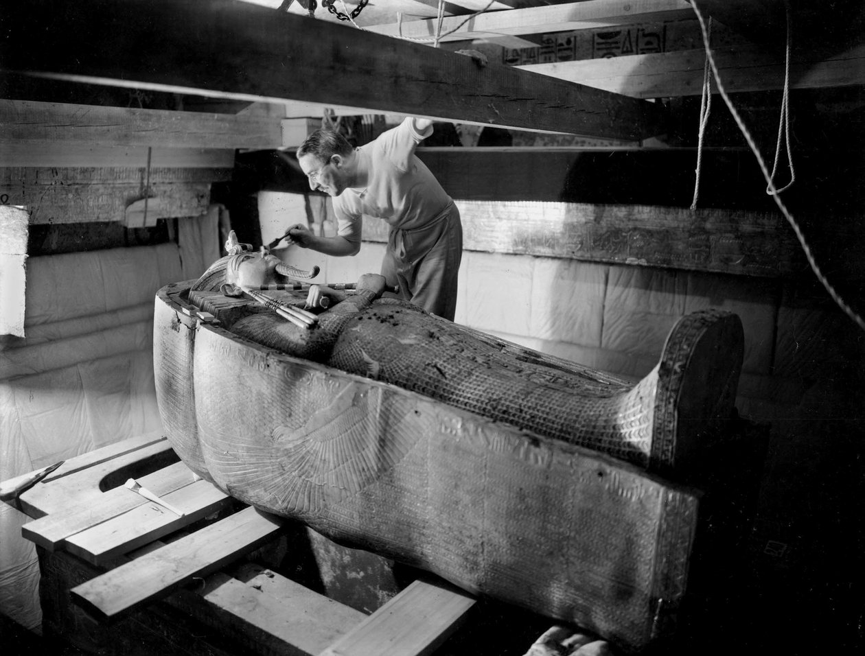 Faarao Tutankhamonin haudan löytö Kuninkaiden laaksossa (Egypti): hautakammiossa, Howard Carter työskentelee toisen arkun kannen parissa, lokakuu 1925, valokuva Harry Burton (p1568) tekijältä Harry Burton