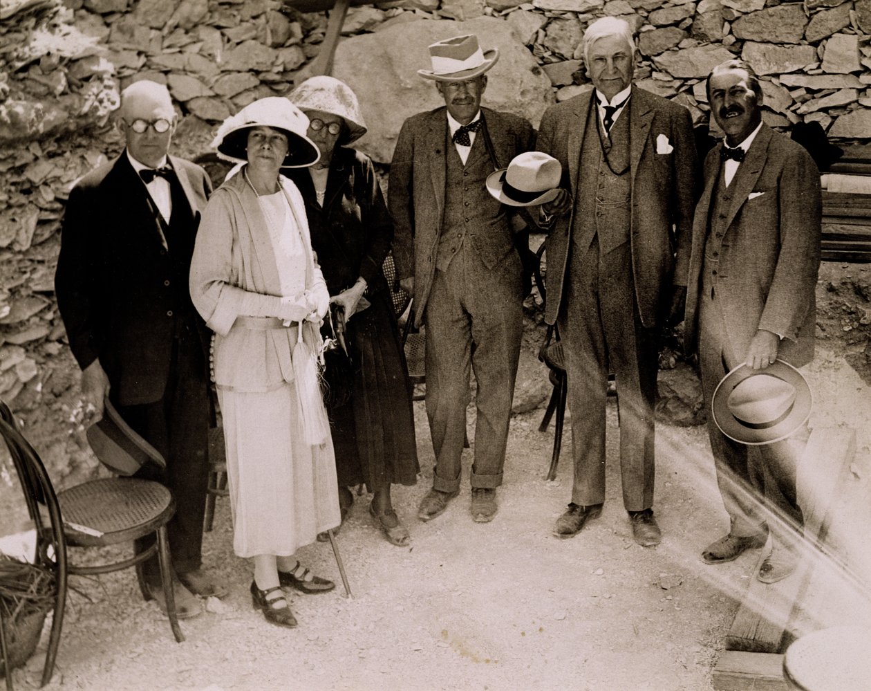 Howard Carter (1873-1939) ja joukko eurooppalaisia seisomassa Tutankhamonin haudan kaivausten vieressä Kuninkaiden laaksossa (gelatiinihopeaprintti) tekijältä Harry Burton