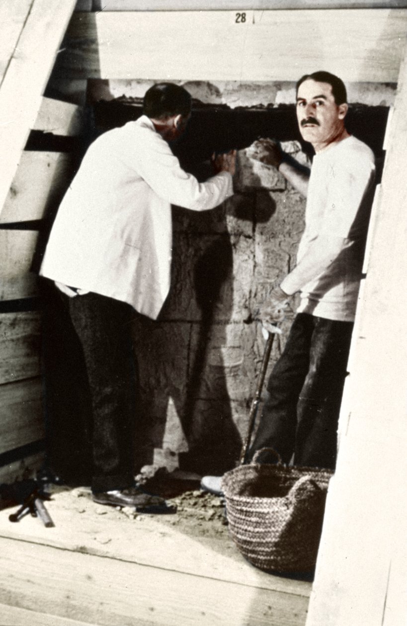 Howard Carter ja kollega kaivamassa hautaa Kuninkaiden laaksossa Egyptissä, 1922 tekijältä Harry Burton
