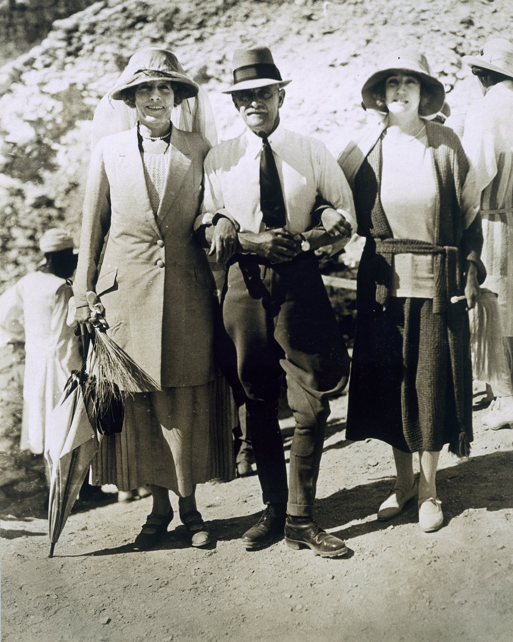 L to R: Lady Somerleyton, eversti Watson Pasha ja Hon. Lady Alexander Tutankhamonin haudalla, Kuninkaiden laaksossa tekijältä Harry Burton