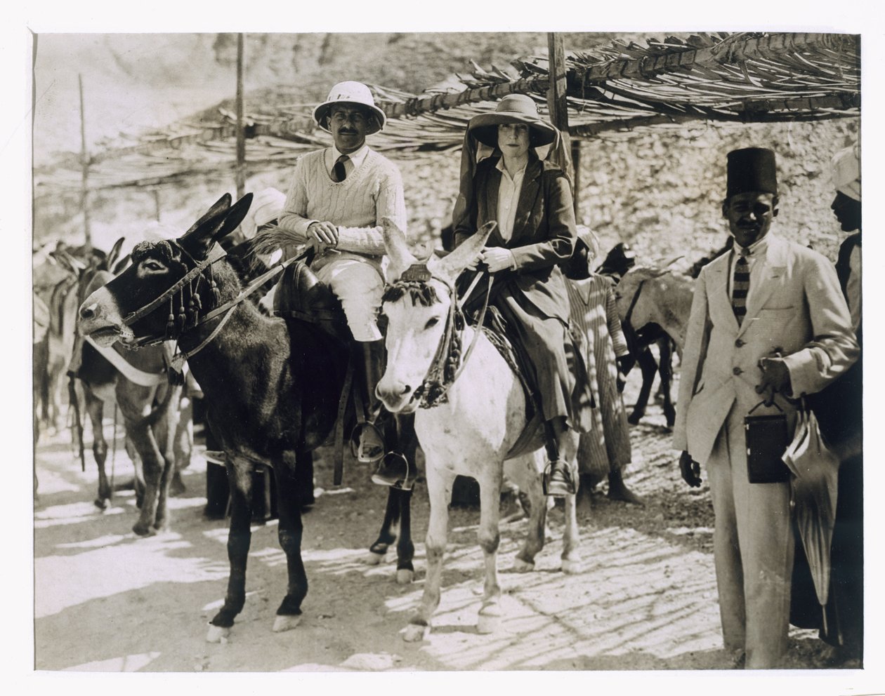 Lady Ribblesdale ja herra Stephen Vlasto saapuvat aasilla Tutankhamonin haudalle, Kuninkaiden laaksoon tekijältä Harry Burton