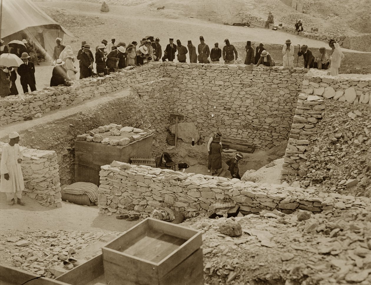 Lordi Carnarvon (1866-1923) Lady Evelyn Herbert ja Howard Carter (1873-1939) Tutankhamonin haudalla, Kuninkaiden laaksossa (gelatiinihopeaprintti) tekijältä Harry Burton