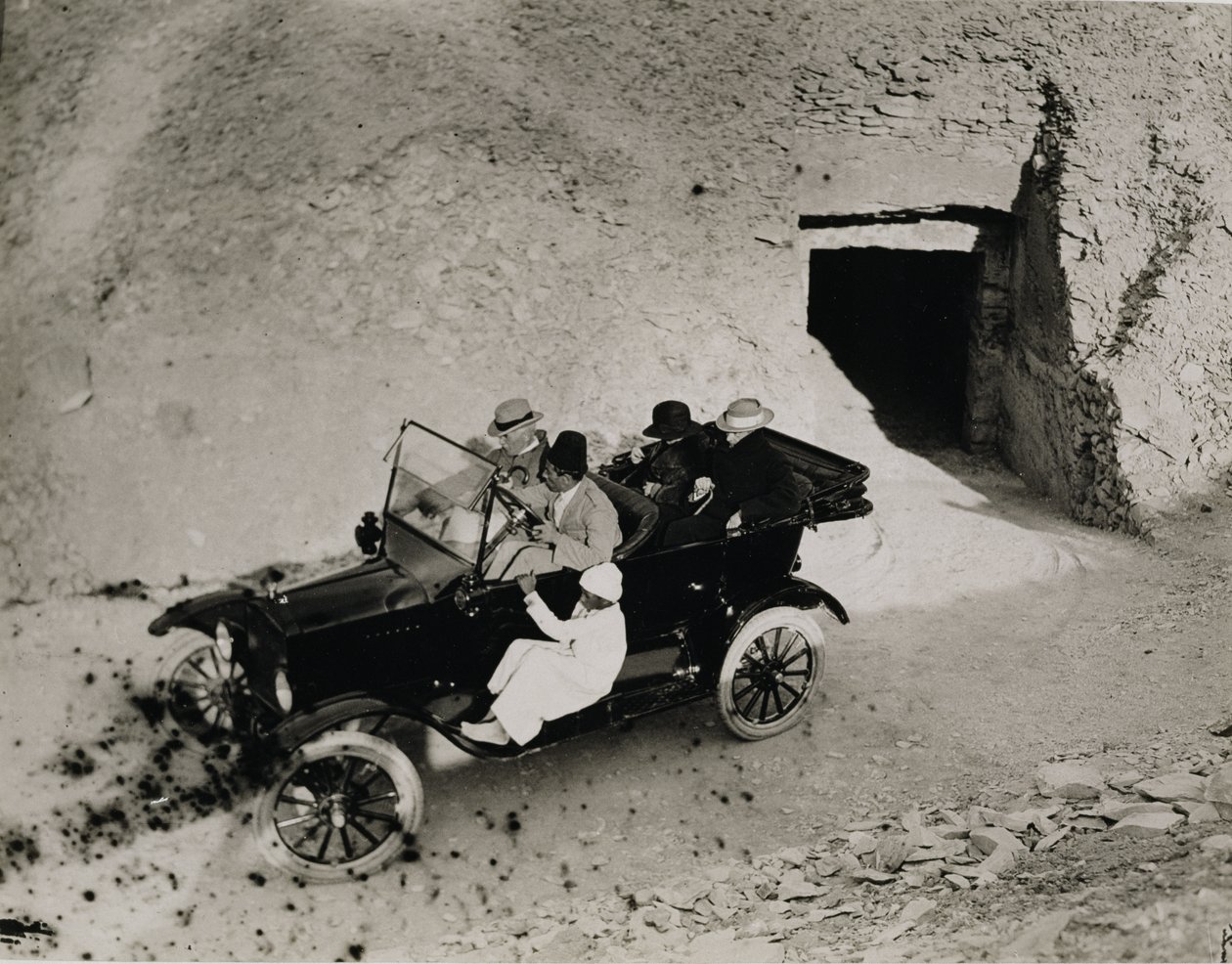 Lordi Carnarvonin ensimmäinen vierailu Kuninkaiden laaksoon: Lordi Carnarvon (1866-1923) ja juhlat autossa tekijältä Harry Burton