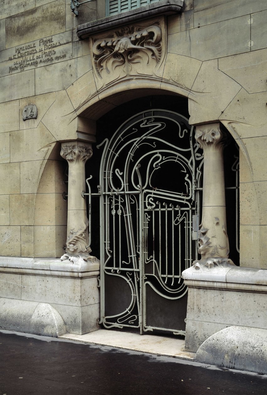 Art nouveau -arkkitehtuuri: näkymä Castel Berangerin sisäänkäynnin ovesta, joka sijaitsee osoitteessa 14, rue de la Fontaine, Pariisin 16. kaupunginosassa. Suunnitellut arkkitehti Hector Guimard (1867-1942) DR tekijältä Hector Guimard