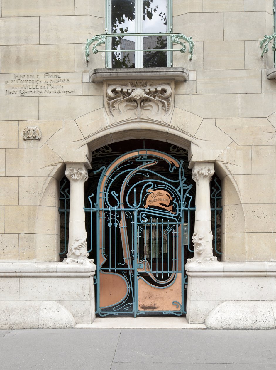Pariisin 16. kaupunginosassa vuosina 1895–1898 rakennetun Castel Berangerin sisäänkäynti (kuva) tekijältä Hector Guimard