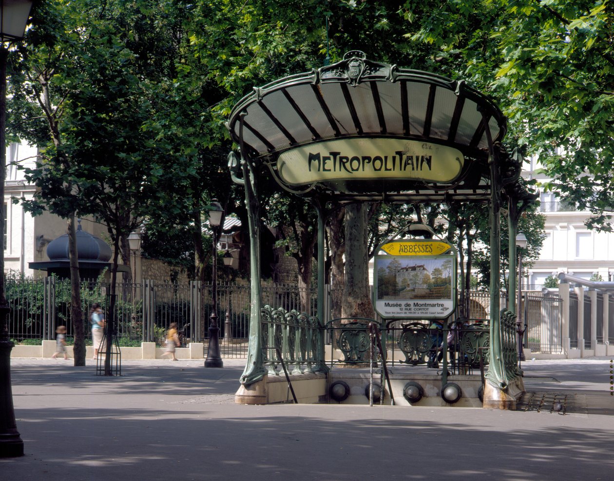 Arkkitehti H. Guimardin näkymä Abbessesin metron sisäänkäynnille Pariisissa tekijältä Hector Guimard