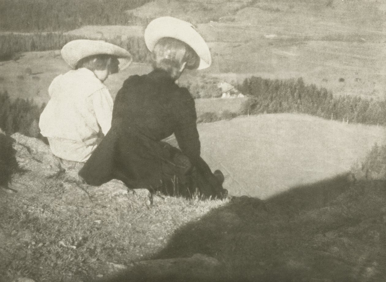 Fields in Birgitz (Hans ja Mary istuvat), n. 1908 (bikromaattiprintti) tekijältä Heinrich Kuhn