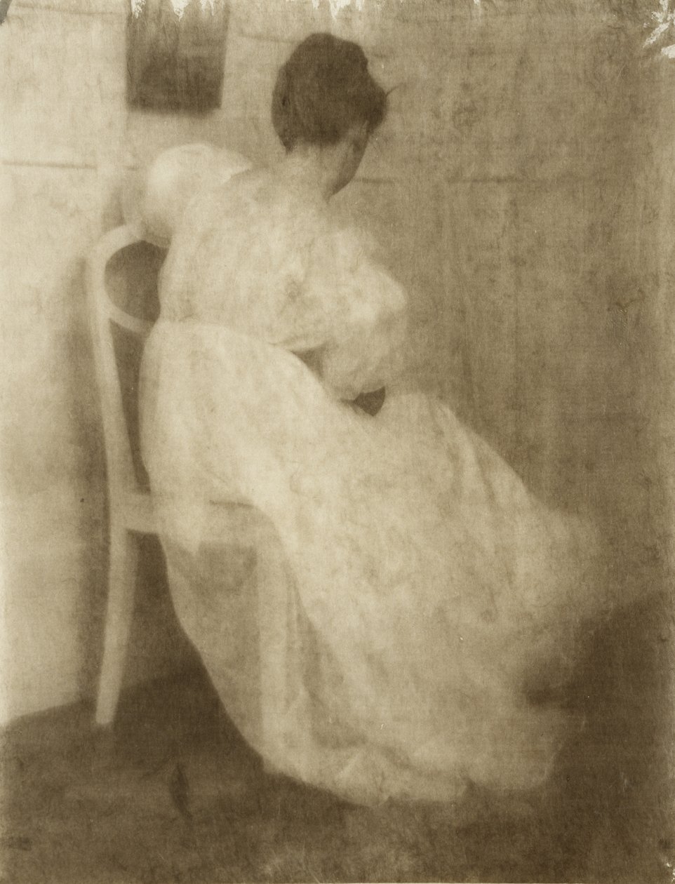 Mary Warner valkoisella tuolilla, n.1910 (kumibikromaatti platinapainossa). tekijältä Heinrich Kuhn