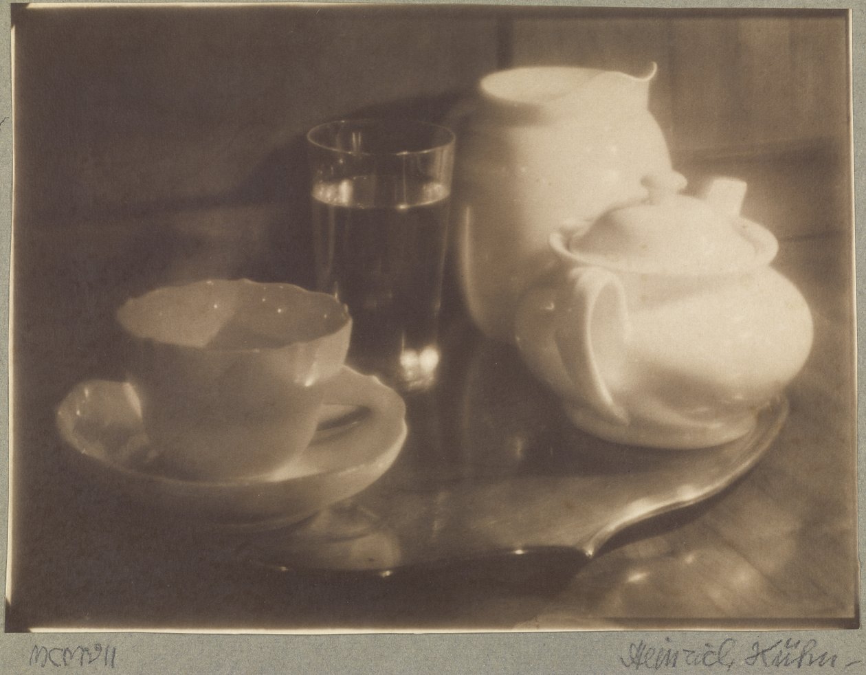 [Tea Still-life, versio III] tekijältä Heinrich Kuhn