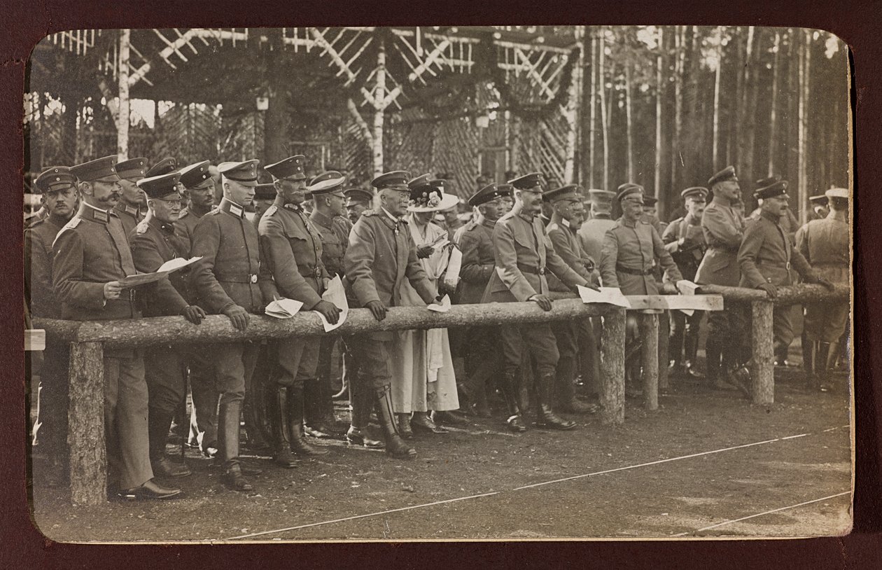 Ensimmäinen maailmansota: "Ukraina vuosina 1914-1916 Saksan armeijan hyökkäyksen aikana. Ryhmä sotilaita (m/v kuva) tekijältä Heldenfriedhof Dsessentniki (attr. to)