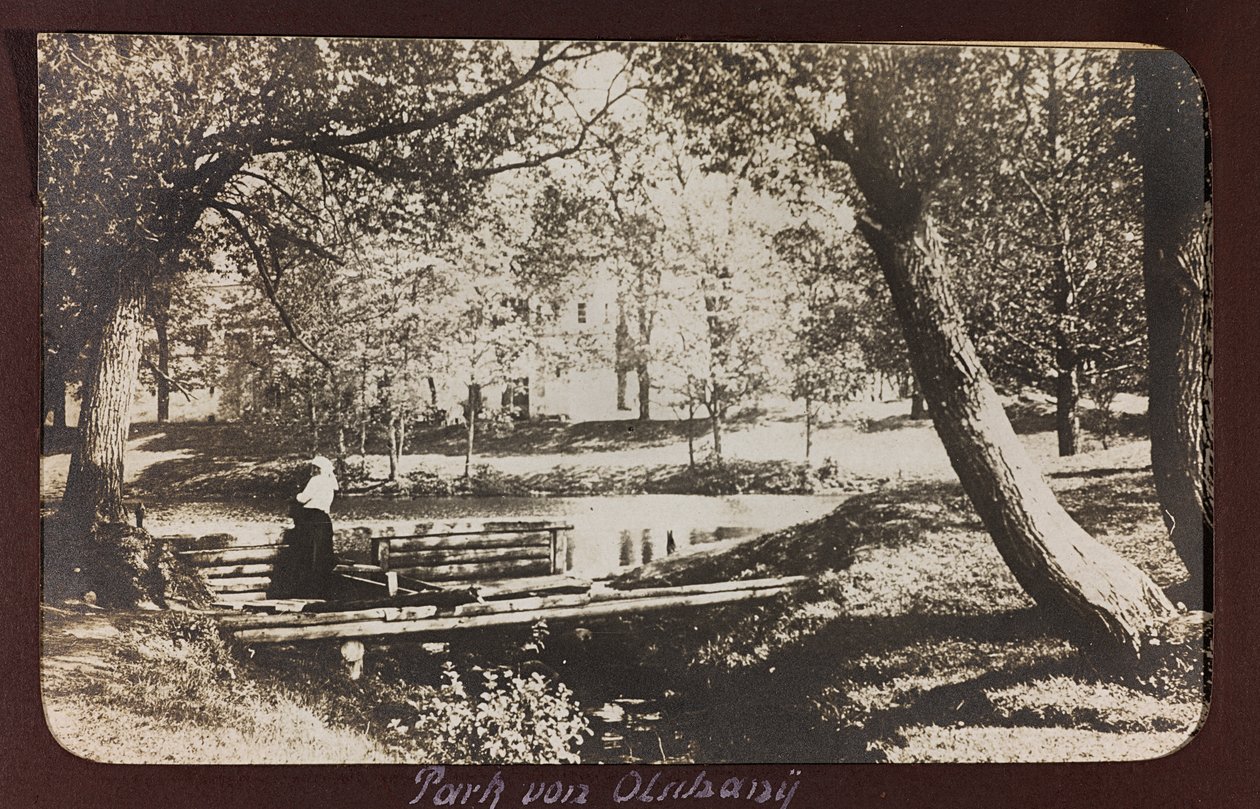 Ensimmäinen maailmansota: "Ukraina vuosina 1914-1916 Saksan armeijan hyökkäyksen aikana. Puisto (m/w kuva) tekijältä Heldenfriedhof Dsessentniki (attr. to)